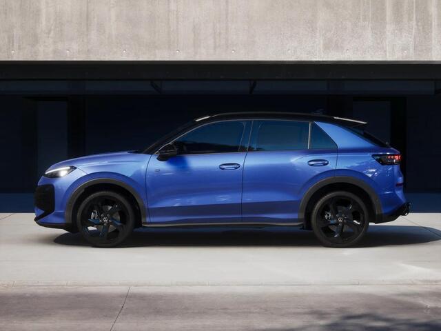 Volkswagen T-Roc R-Line First Edition 1.5 eTSI 110 kW / 150 PK SUV | Panoramaschuif-kanteldak | Assistance Pakket | Trekhaak | Black Style Pakket | Koplampverlichting matrix-led (IQ.LIGHT) | Elek. achterklep | Zwart dak