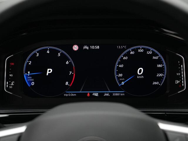 Volkswagen T-Roc 1.5 TSI 150 pk DSG R-Line | IQ Light | Black Style | Adaptive Cruise | Park Assist | Apple Carplay/Android Auto | DAB | 18 inch