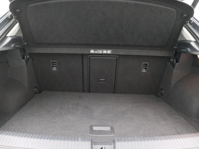 Volkswagen T-Roc 1.5 TSI Sport 150PK DSG Achteruitrijcamera, Alarm, Trekhaak, Virtual Cockpit, Elektr. Achterklep, 18" LM Velgen, Stoelverwarming, Navi, Adaptieve Cruise Controle