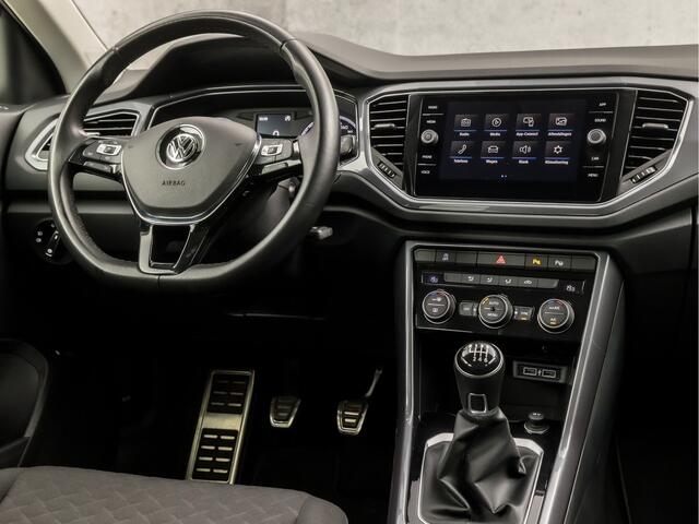 Volkswagen T-Roc 1.0 TSI Sport (APPLE CARPLAY, GROOT NAVI, CLIMATE, CAMERA, LED KOPLAMPEN, SPORTSTOELEN, ADAPTIVE CRUISE, DAB+, NIEUWSTAAT)
