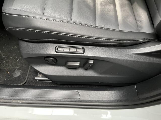 Volkswagen T-Roc 1.5 TSI Style / AUTOMAAT/ TREKHAAK/ CAMERA/ PARK. SENSOREN/ LEDEREN MEMORY SEATS/ KEYLESS/ IQ. LIGHT/ STOEL-STUURVERWARM./ DIGITAL DASHBOARD/ ADAPT. CRUISE/ APP CONNECT/ NAVI/ CLIMA/ DAB/ 17" LMV