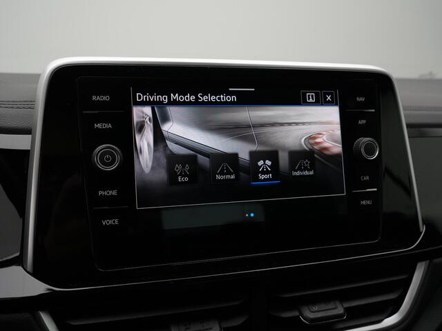 Volkswagen T-Roc Cabriolet 1.5 TSI 150 pk DSG R-Line | Achteruitrijcamera | Stoelverwarming | Carplay | 19 inch