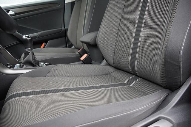 Volkswagen T-Roc 1.5 TSI 150PK! Style BJ2019 Lmv 16" | Led | Pdc | Airco | Cruise control | Trekhaak | Getint glas