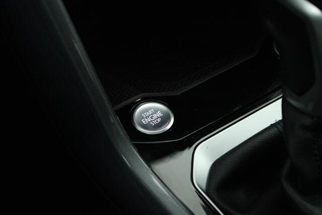 Volkswagen T-Roc 1.5 TSI Style Trekhaak Camera Stoelverwarming Led Virtual Cockpit Navigatie