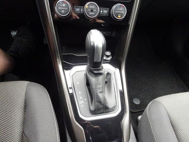 Volkswagen T-Roc 1.5 TSI Style Business Navigatie, carplay, trekhaak, licht metalen velgen, parkeersensoren voor en achter, stoel verwarming, automaat, enz.