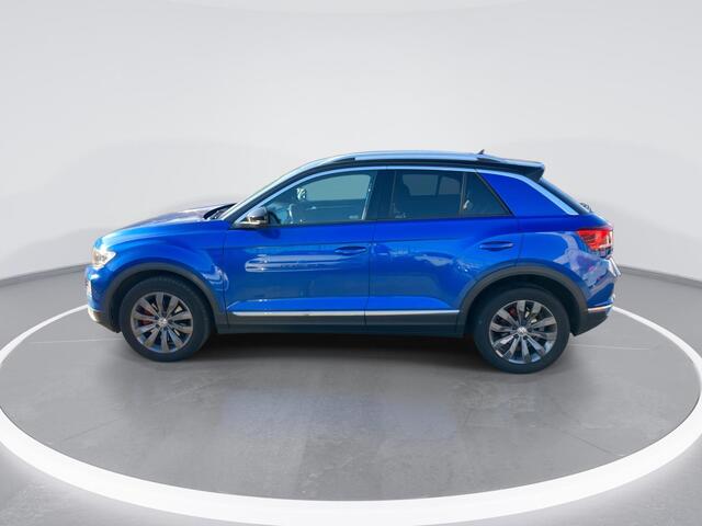 Volkswagen T-Roc 1.5 TSI 150pk DSG Sport · Camera · Elektrische Achterklep · Afneembare Trekhaak · Apple/Android Car Play · Navigatie · Active Info Display · Getint Glas ·