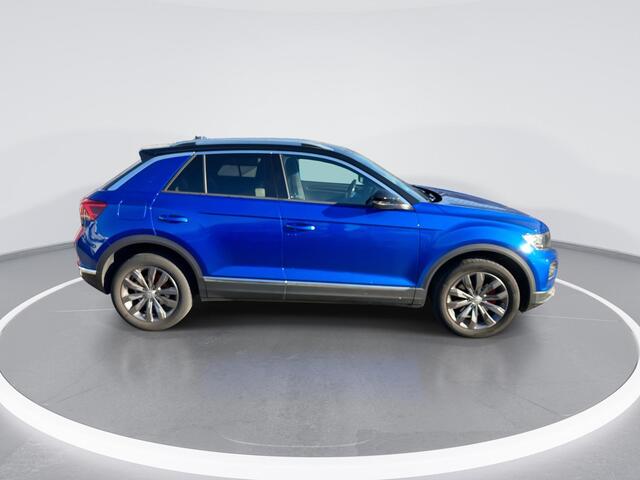 Volkswagen T-Roc 1.5 TSI 150pk DSG Sport · Camera · Elektrische Achterklep · Afneembare Trekhaak · Apple/Android Car Play · Navigatie · Active Info Display · Getint Glas ·