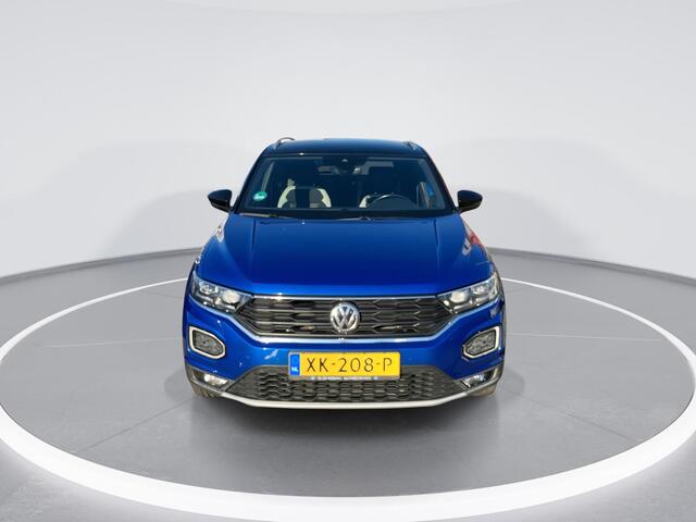 Volkswagen T-Roc 1.5 TSI 150pk DSG Sport · Camera · Elektrische Achterklep · Afneembare Trekhaak · Apple/Android Car Play · Navigatie · Active Info Display · Getint Glas ·