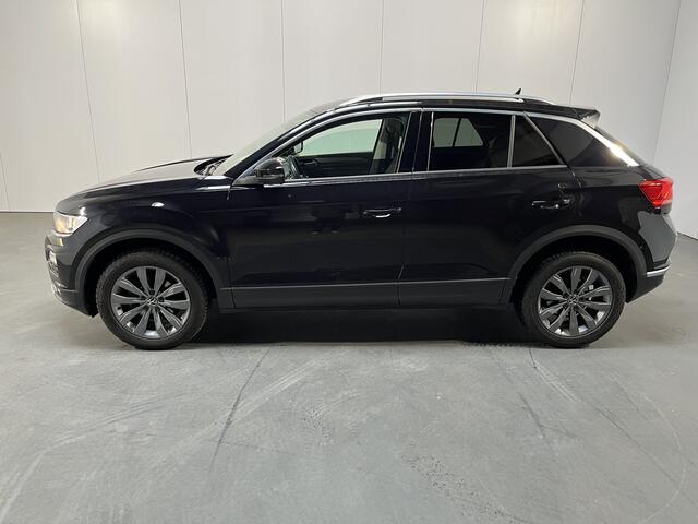 Volkswagen T-Roc 1.5 TSI Style Business / AUTOMAAT/ CAMERA/ PARK. SENSOREN/ ELEK. ACHTERKLEP/ SPIEGELPAKKET/ GETINT GLAS/ APP CONNECT/ ADAPT. CRUISE/ DIGITAL DASHBOARD/ NAVI/ DAB/ 17" LMV