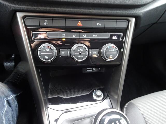 Volkswagen T-Roc 1.0 TSI Style Automatische airco, navigatie, carplay, parkeersensoren voor en achter, licht metalen velgen, enz.