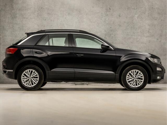 Volkswagen T-Roc 1.5 TSI Sport 150Pk Automaat (APPLE CARPLAY, GROOT NAVI, CLIMATE, SPORTSTOELEN, ADAPTIVE CRUISE, PARKEERSENSOREN, NIEUWE APK, NIEUWSTAAT)