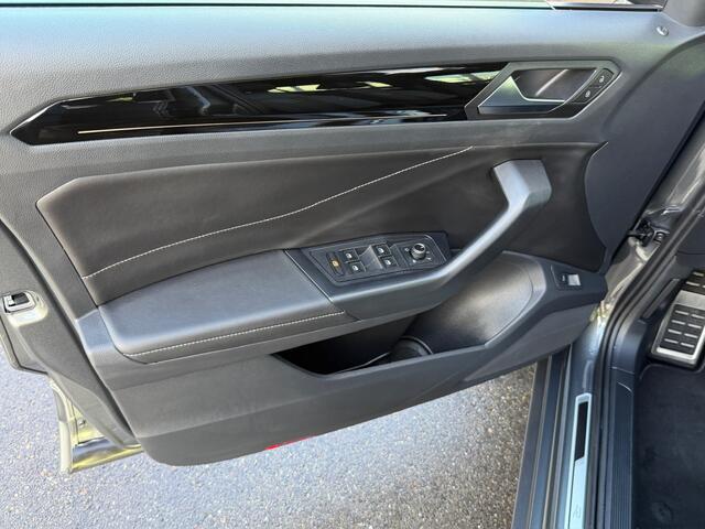 Volkswagen T-Roc 1.5 TSI R-Line | Black style | Panoramadak | 19 inch | Camera | Keyless | Dode hoek | Rijklaar incl. garantie