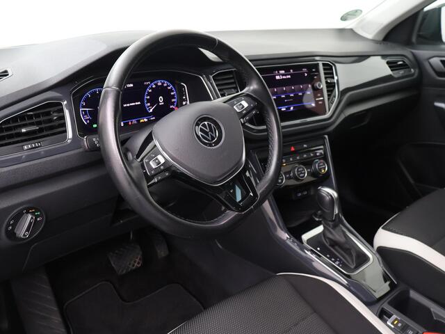 Volkswagen T-Roc 1.5 TSI Sport | 150 PK | Automaat | Trekhaak | Navigatiesysteem | Achteruitrijcamera |
