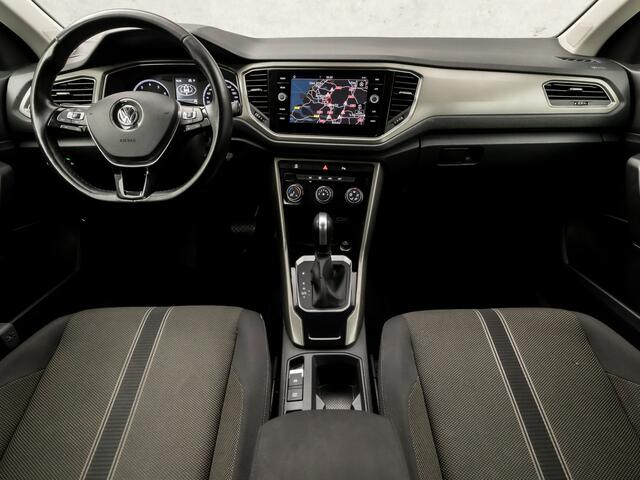 Volkswagen T-Roc 1.5 TSI Sport 150Pk Automaat (APPLE CARPLAY, GROOT NAVI, ADAPTIVE CRUISE, SPORTSTOELEN, PARKEERSENSOREN, LANE ASSIST, NIEUWE APK, NIEUWSTAAT)