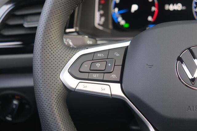 Volkswagen T-Roc 1.5 TSi 150pk DSG R-Line Black Edition | Black Style | App Connect | Panoramadak | Camera | Keyless | Elektrische Achterklep | Matrix LED | Winter Pakket