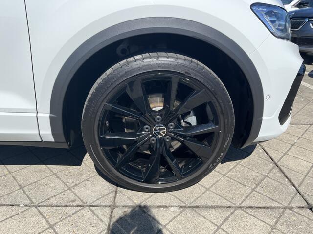 Volkswagen T-Roc 1.5 TSI DSG R-Line / Lederen Bekleding / Zwart Dak / Elek. Verstelbare Bestuurdersstoel met Memory / Afneembare trekhaak / Virtual cockpit Pro / 19'' LMV / Camera / IQ LED / Stuur en Stoelverwarming / Keyless /