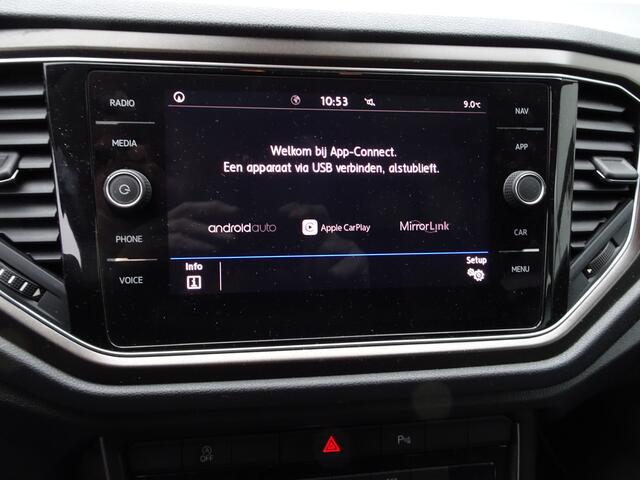 Volkswagen T-Roc 1.5 TSI Style Airco, navigatie, carplay, trekhaak, licht metalen velgen, parkeersensoren, automaat, enz.