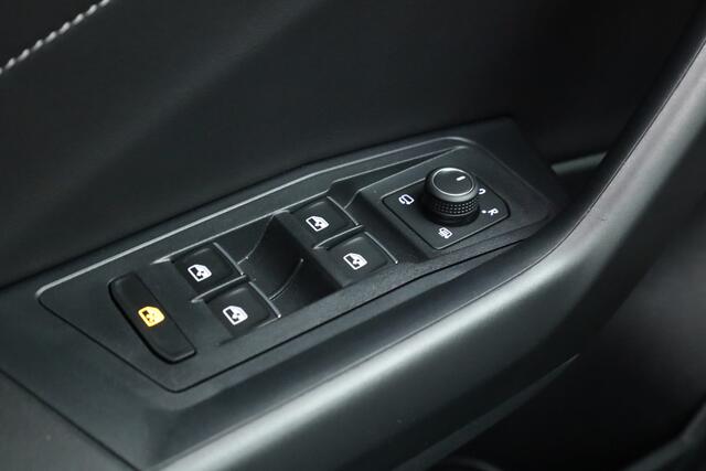 Volkswagen T-Roc 1.5 TSI R-Line Black Style | Pano | Adapt. Cruise | 19'' | IQ. Light | Camera | Afn. Trekhaak