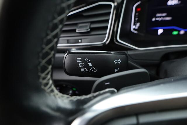 Volkswagen T-Roc 1.5 TSI Sport DSG | Pano | Afn. Trekhaak | Digi. Dashboard | Camera | 19'' | Adapt. Cruise | Keyless