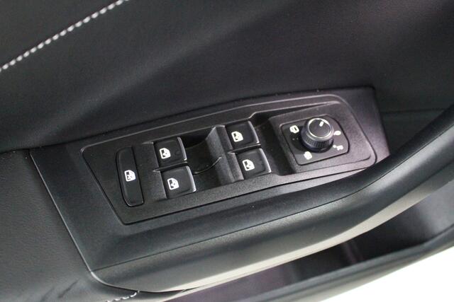 Volkswagen T-Roc 1.5 TSI 150PK R-Line Blackstyle Navigatie | 18" Velgen Nevada | Climate Control | IQ-Light Led