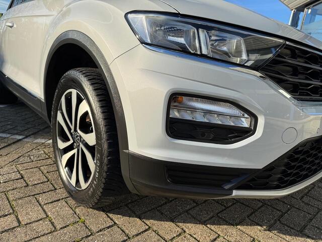 Volkswagen T-Roc 1.5 TSI Active | DSG | Navi | Trekhaak | App Carplay | LMW 17" | Mooi!