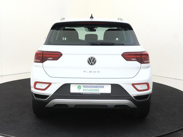 Volkswagen T-Roc 1.5 TSI Style | Digital cockpit Pro | Dodehoek detectie | Stoel- en stuurwielverwarming | Achteruitrijcamera | Parkeerassistent | CarPlay | Adaptieve cruise control |
