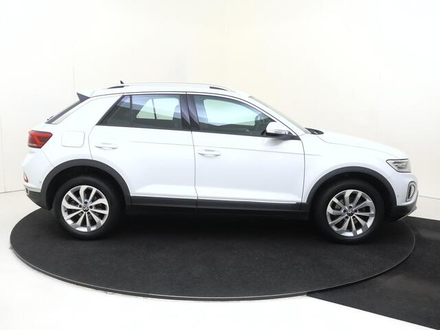Volkswagen T-Roc 1.5 TSI Style | Digital cockpit Pro | Dodehoek detectie | Stoel- en stuurwielverwarming | Achteruitrijcamera | Parkeerassistent | CarPlay | Adaptieve cruise control |