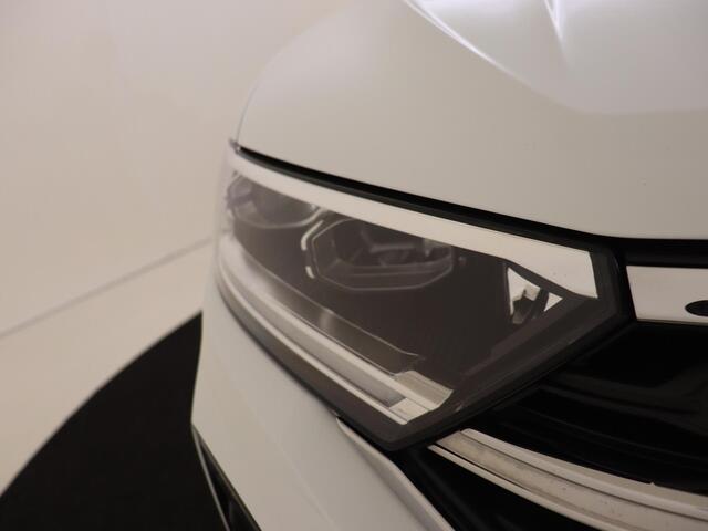 Volkswagen T-Roc 1.5 TSI Style | Digital cockpit Pro | Dodehoek detectie | Stoel- en stuurwielverwarming | Achteruitrijcamera | Parkeerassistent | CarPlay | Adaptieve cruise control |