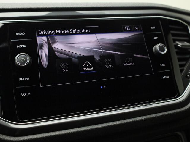 Volkswagen T-Roc 1.5TSI/150PK DSG R-line · Panoramadak · Camera · Navigatie · Apple/Android Car Play · Garantie t/m 25-03-2026 of 100.000km