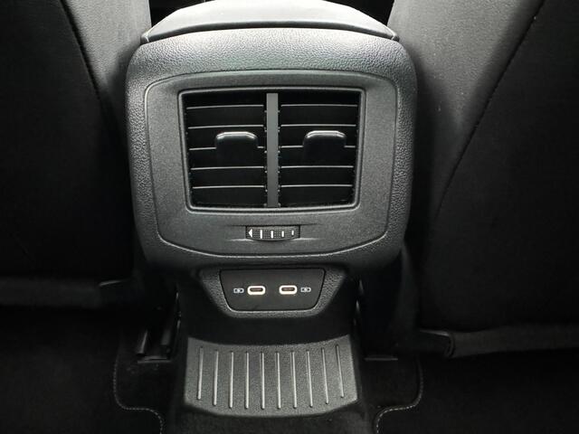 Volkswagen T-Roc 1.5TSI 150pk DSG R-Line Business+ | Pano | Trekhaak