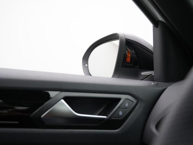 Volkswagen T-Roc 1.5 TSI 150 pk DSG R-Line | Panoramadak | Trekhaak | IQ Light | Achteruitrijcamera | Stoelverwarming