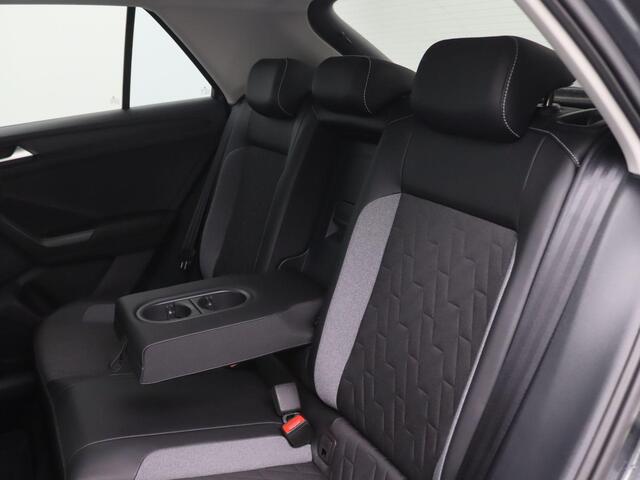 Volkswagen T-Roc 1.0 TSI Edition 115PK Navi, Adaptieve Cruise Controle, Side Assist, PDC voor en achter, Stoelverwarming, 17" LM Velgen