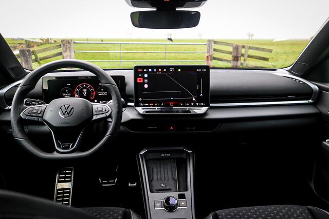 Volkswagen T-Roc 1.5 eTsi R-Line First Edition | Velgen 'Calgary', 20 inch | Achterklep elektrisch bedienbaar | Black Style Pakket