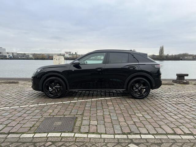 Volkswagen T-Roc 1.5 eTsi R-Line First Edition | Velgen 'Calgary', 20 inch | Achterklep elektrisch bedienbaar | Black Style Pakket