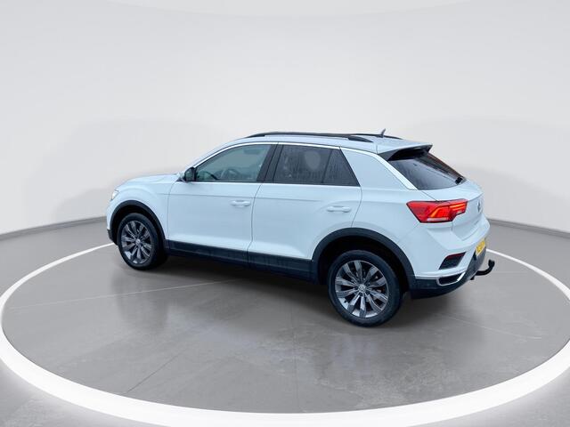Volkswagen T-Roc 1.5 TSI 150pk DSG Style · Camera · Panoramadak · Navigatie · Trekhaak · Apple/Android Car Play ·