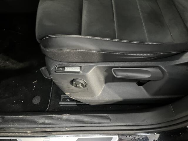 Volkswagen T-Roc 1.5 TSI R-Line / AUTOMAAT/ ADAPT. CRUISE/ LED/ CLIMA/ STOEL VERWARM./ APP-CONNECT/ RIJ-MODI/ PARK. SENSOREN + CAMERA/ NAVI/ 18" LMV