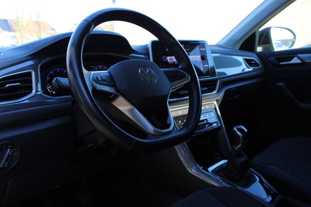 Volkswagen T-Roc 1.5 TSI Style | Adaptieve cruise | Camera | Elek. achterklep | Stoelverwarming