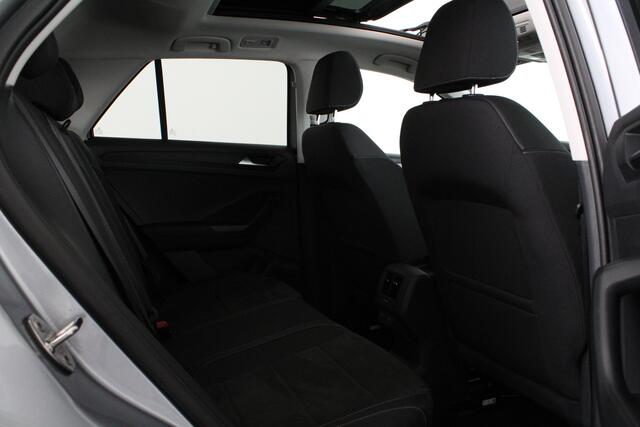 Volkswagen T-Roc 1.0 TSI Style > 116pk/Pano.schuifdak/Camera/Stoelverwarming/IQ.Led/Pyrite Silver