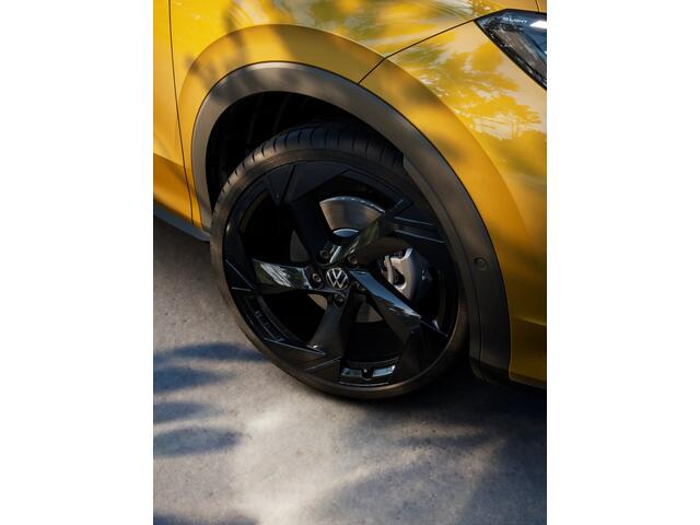 Volkswagen T-Roc R-Line First Edition | 'App-Connect' draadloze smartphone integratie | 30,5 cm display met 2D en 3D weergave | Achterklep, elektrisch, met sensorgestuurde opening (Easy Open)