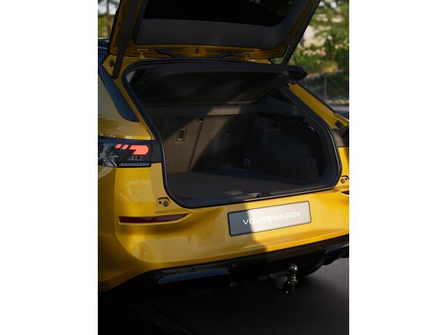 Volkswagen T-Roc R-Line First Edition | 'App-Connect' draadloze smartphone integratie | 30,5 cm display met 2D en 3D weergave | Achterklep, elektrisch, met sensorgestuurde opening (Easy Open)