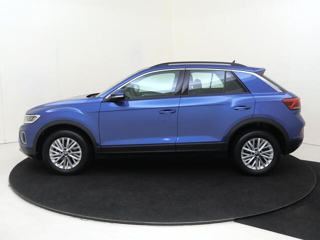Volkswagen T-Roc 1.5 TSI Life | Parkeerassistent | Stoel- en stuurwielverwarming | CarPlay | Adaptieve cruise control | Climate control | Achteruitrijcamera | Elektrisch inklapbare buitenspiegels |