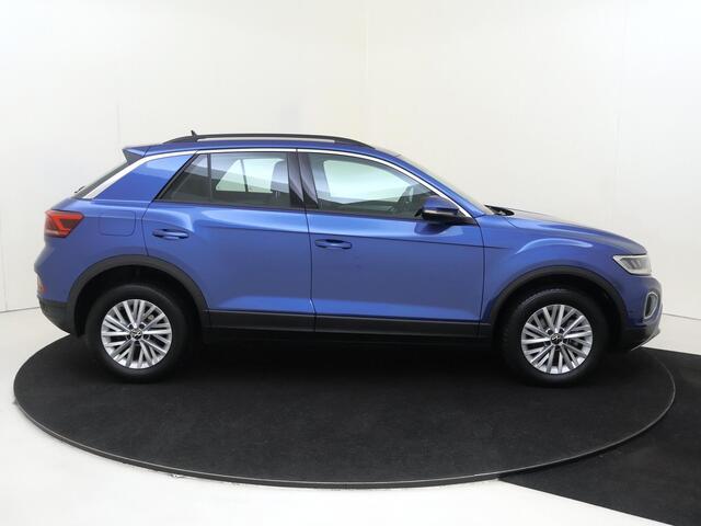 Volkswagen T-Roc 1.5 TSI Life | Parkeerassistent | Stoel- en stuurwielverwarming | CarPlay | Adaptieve cruise control | Climate control | Achteruitrijcamera | Elektrisch inklapbare buitenspiegels |