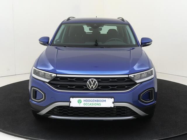 Volkswagen T-Roc 1.5 TSI Life | Parkeerassistent | Stoel- en stuurwielverwarming | CarPlay | Adaptieve cruise control | Climate control | Achteruitrijcamera | Elektrisch inklapbare buitenspiegels |