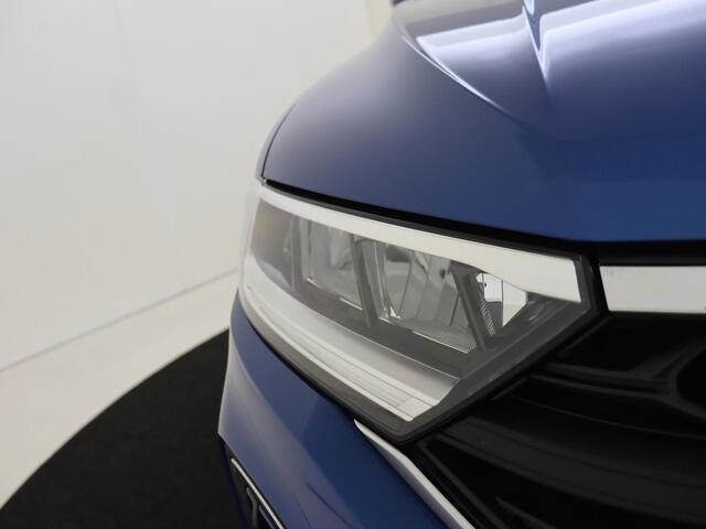 Volkswagen T-Roc 1.5 TSI Life | Parkeerassistent | Stoel- en stuurwielverwarming | CarPlay | Adaptieve cruise control | Climate control | Achteruitrijcamera | Elektrisch inklapbare buitenspiegels |