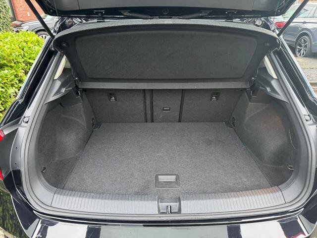 Volkswagen T-Roc 1.5 TSI Style virtual cockpit, navi, cruise, trekhaak