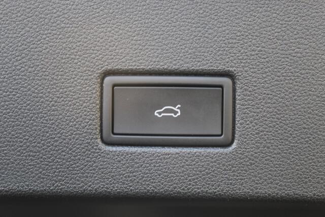 Volkswagen T-Roc 1.5 TSI 3x R-Line Automaat/Panoramadak/Trekhaak afneembaar/Navigatie/Virtual cockpit/Adaptive cruise control/Achteruitrijcamera/Parkeersensoren rondom/Apple carplay/Stoelverwarming/Keyless/Climate control/IQ light/DAB/Draadloze telefoonlader