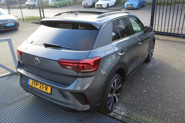 Volkswagen T-Roc 1.5 TSI 3x R-Line Automaat/Panoramadak/Trekhaak afneembaar/Navigatie/Virtual cockpit/Adaptive cruise control/Achteruitrijcamera/Parkeersensoren rondom/Apple carplay/Stoelverwarming/Keyless/Climate control/IQ light/DAB/Draadloze telefoonlader