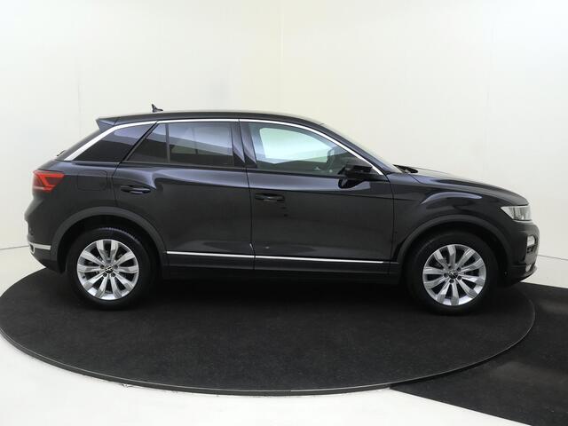Volkswagen T-Roc 1.5 TSI Sport | Stoelverwarming | Navigatie | Parkeersensoren | Elektrisch inklapbare buitenspiegels | Climate control | Lane- en frontassist | 'Drive Mode Selection' |