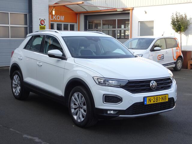 Volkswagen T-Roc 1.5 TSI Sport Automatische airco, apple carplay, android auto, navigatie voorbereiding, trekhaak, digitaal instrumenten paneel, sport uitvoering, parkeersensoren, enz.