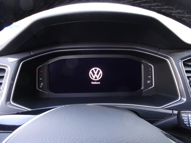 Volkswagen T-Roc 1.5 TSI Sport Automatische airco, apple carplay, android auto, navigatie voorbereiding, trekhaak, digitaal instrumenten paneel, sport uitvoering, parkeersensoren, enz.
